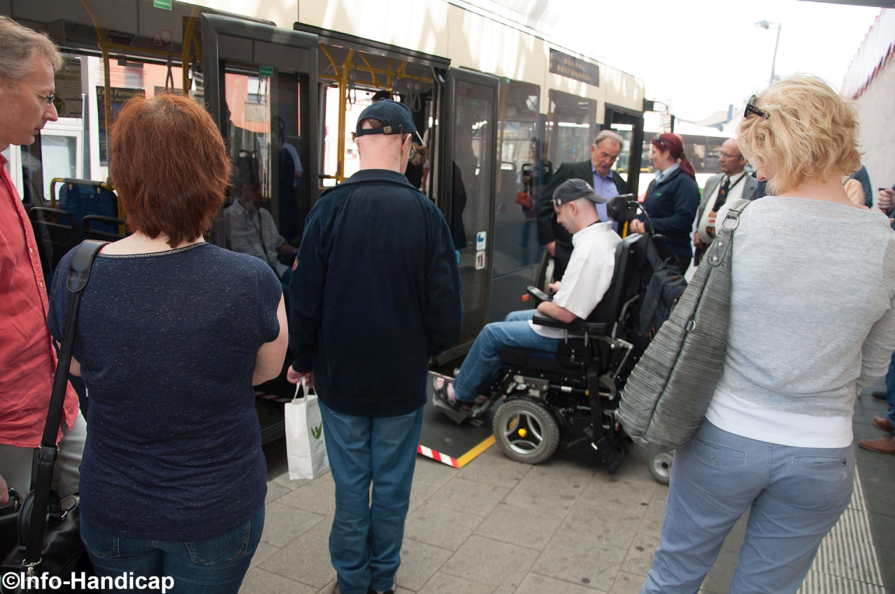 Usagers qui montent dans un bus, une personne en fauteuil utilise une rampe