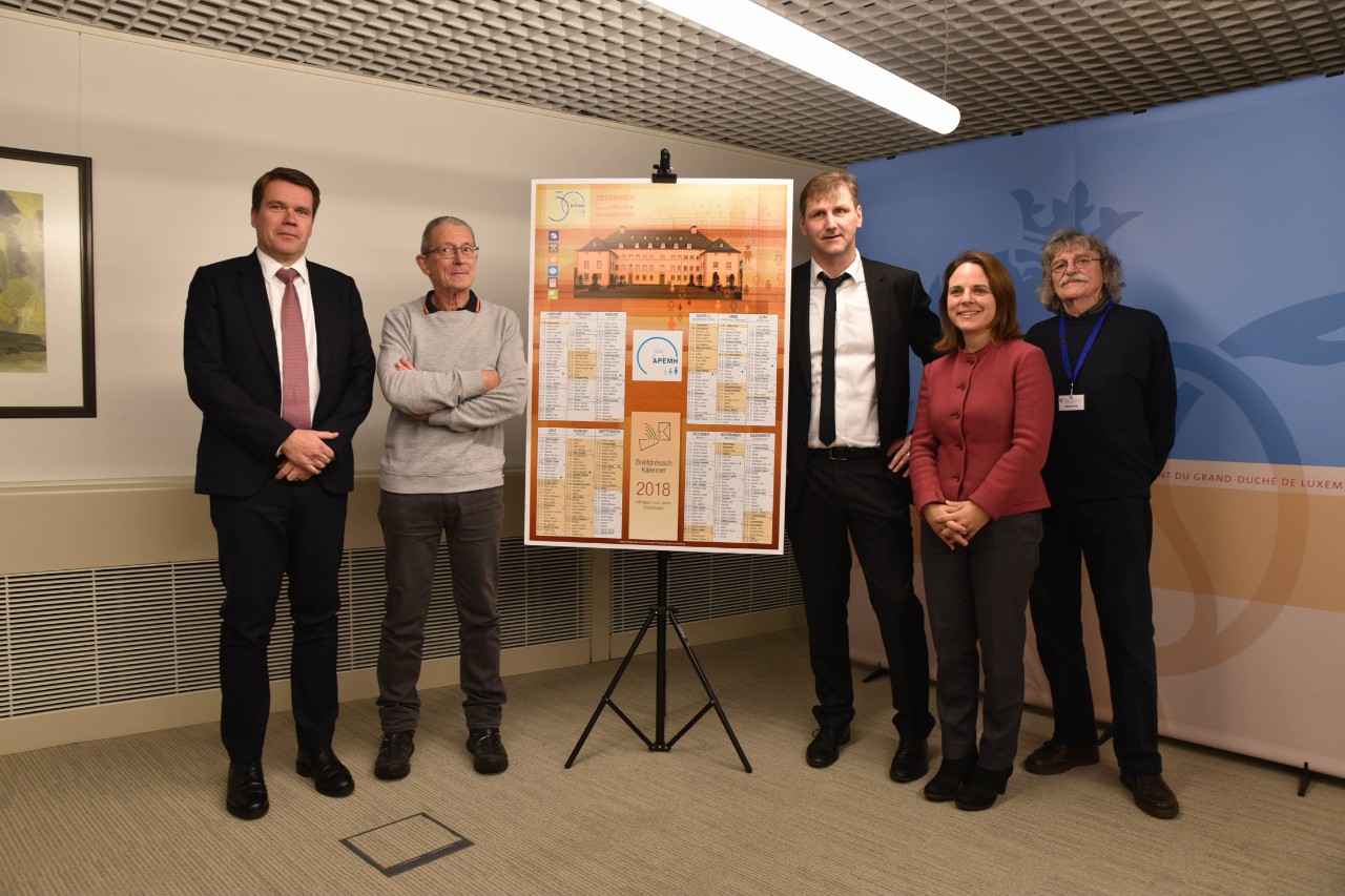Claude Strasser, Directeur Général Post Group ; Rol Anen, Président Fondation APEMH ; Raymond Juchem, Président Bréifdréieschgewerkschaft ; Corinne Cahen, ministre de la Famille et de l'Intégration et Pit Weyer, Graphiste