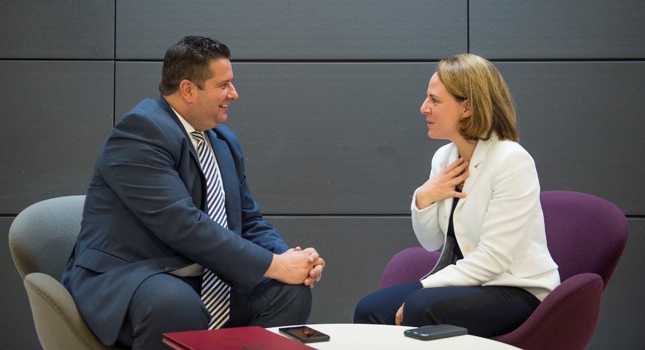 Dr. Edward Zammit Lewis, ministre maltais pour les Affaires européennes et l’Égalité en dialogue avec Corinne Cahen, ministre de la Famille et de l'Intégration