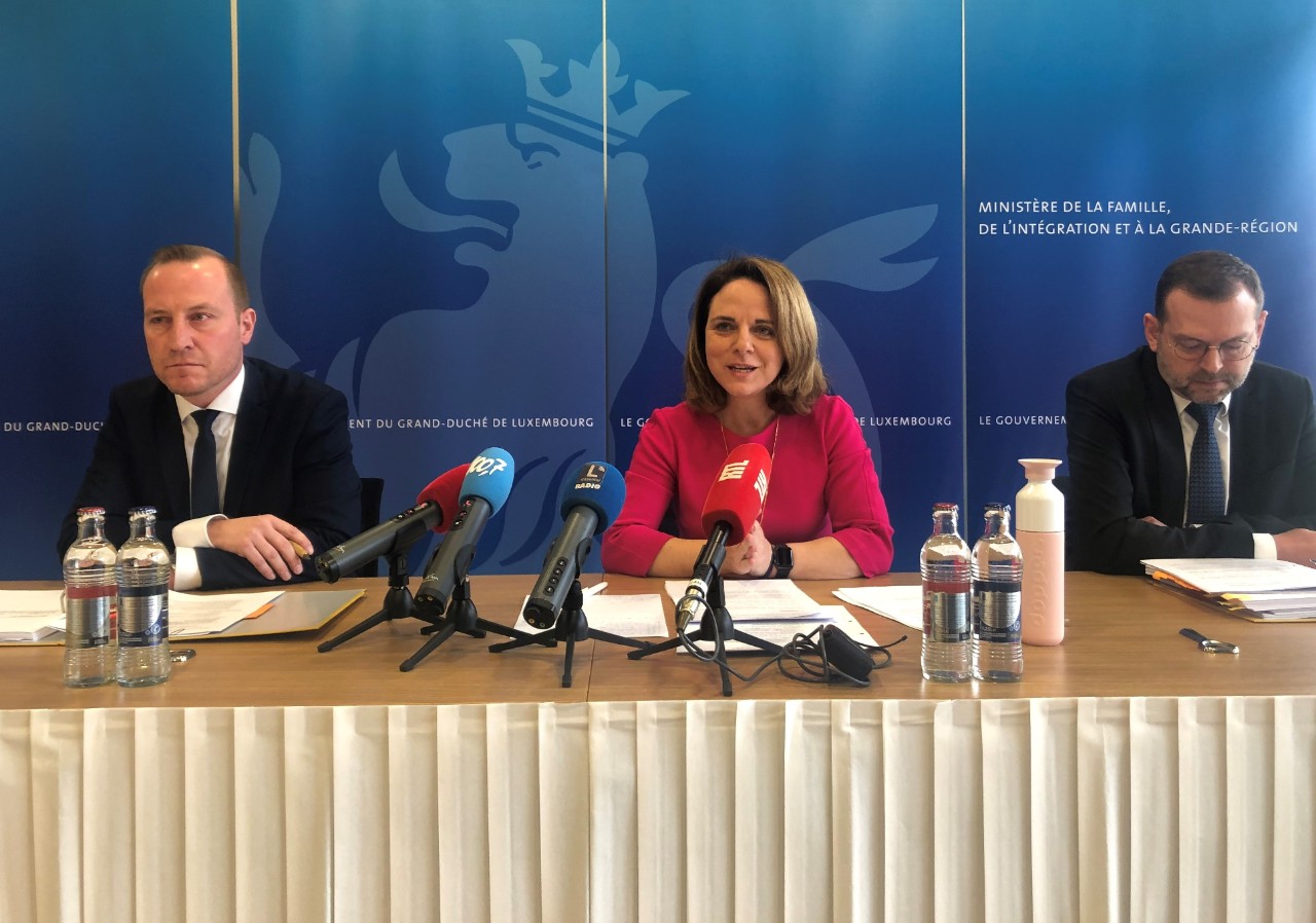 (de g. à dr.) Claude Sibenaler, responsable de la divison "personnes âgées"; Corinne Cahen, ministre de la Famille et de l'Intégration; Thierry Welter, responsable de la division "infrastructures socio-familiales" 