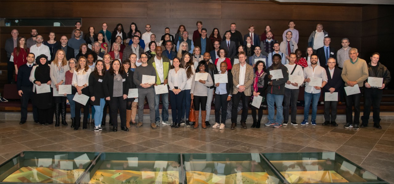 Corinne Cahen, ministre de la Famille et de l'Intégration, avec les signataires du Contrat d’accueil et d’intégration (CAI)