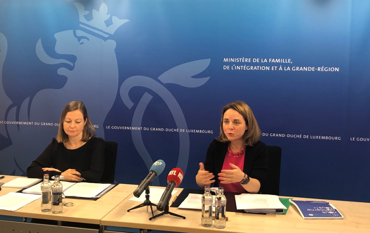 (de g. à dr.) Sandy Zoller, responsable de la divison "personnes handicapées"; Corinne Cahen, ministre de la Famille et de l'Intégration