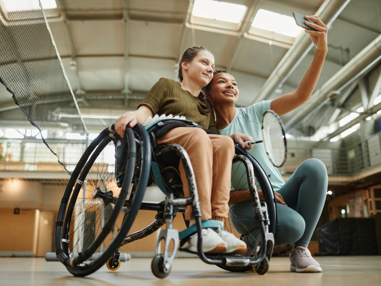 Deux filles, dont l'une en chaise roulante, prennent un selfie