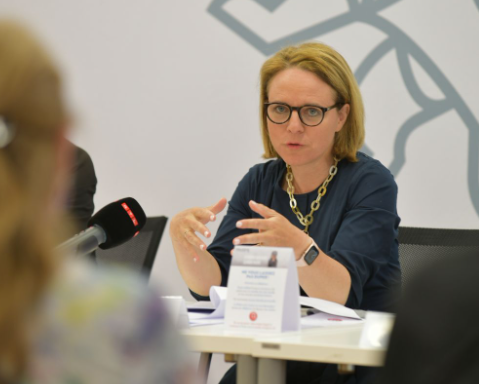 La ministre Corinne Cahen lors de la conférence de presse