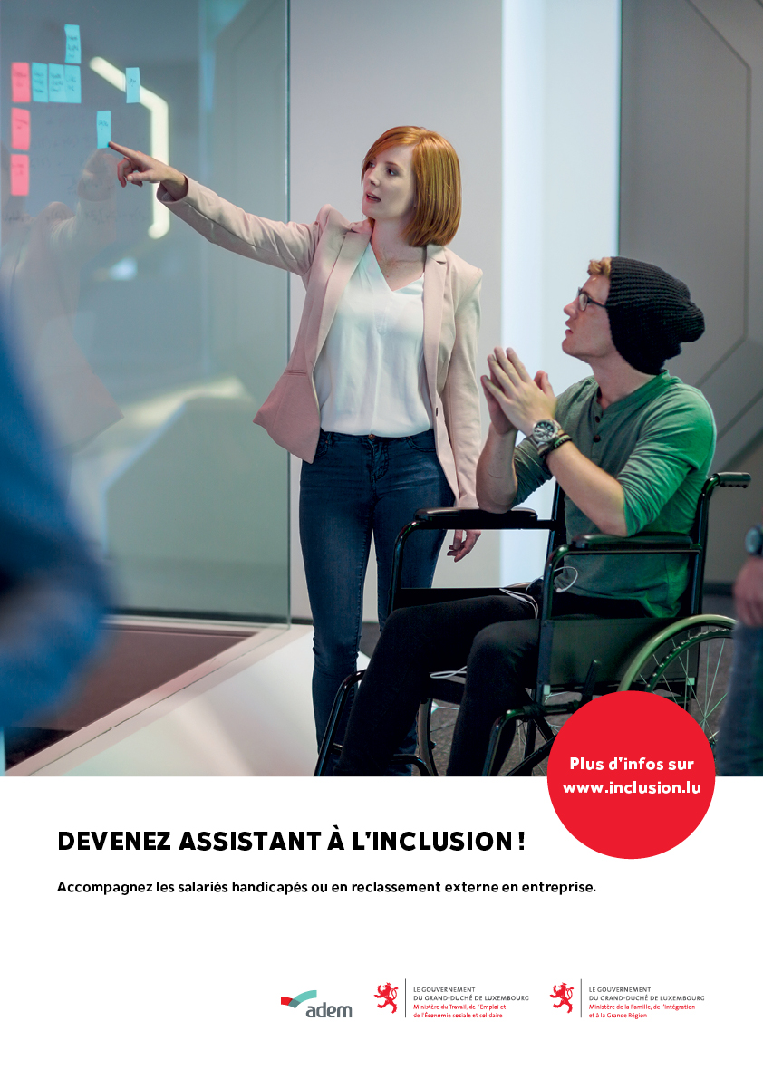 Affiche de la campagne de recrutement pour l'assistant à l'inclusion: une dame debout et un jeune homme en fauteuil roulant discutent devant un panneau avec des post-it