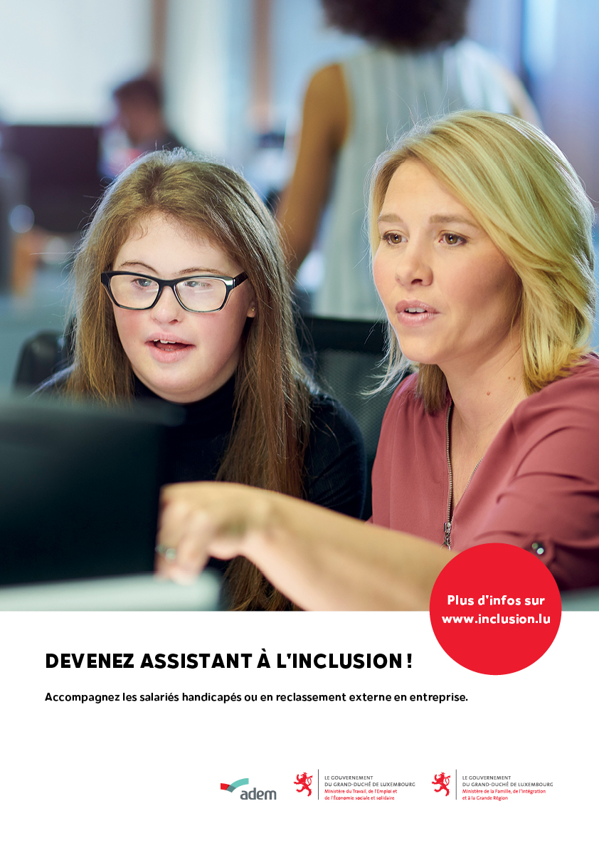 Affiche de la campagne de recrutement pour l'assistant à l'inclusion: une dame blonde montre à une dame trisomique quelque chose sur un écran