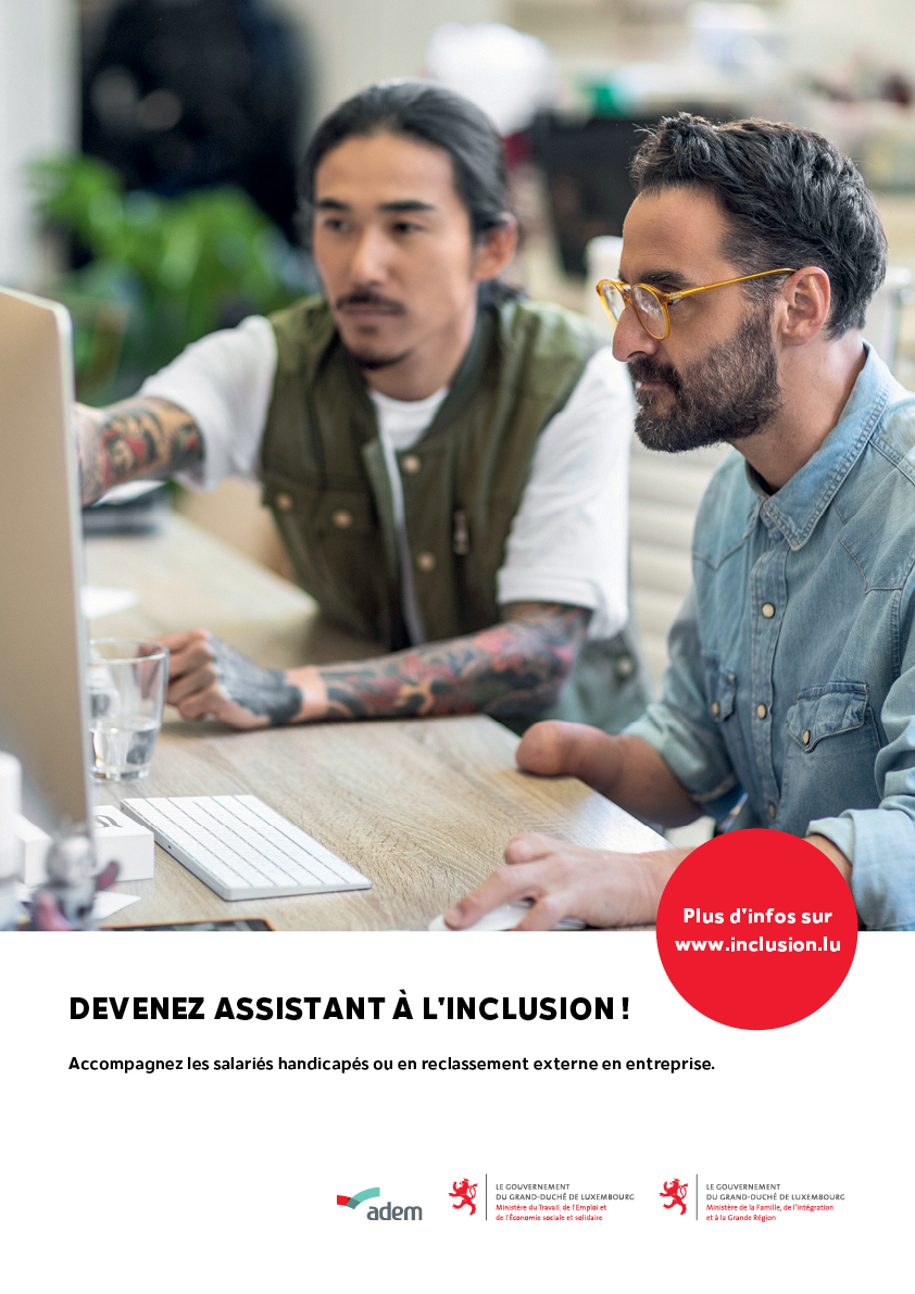 Affiche de la campagne de recrutement pour l'assistant à l'inclusion: un homme aux cheveux longs et un homme à l'avant-bras amputé travaillent devant un ordinateur